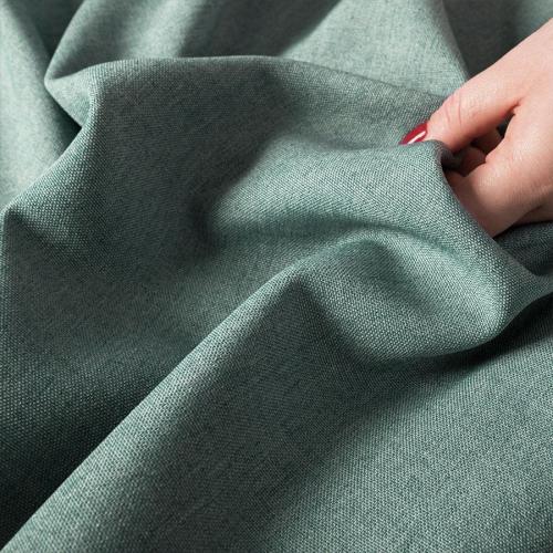 Delikatnie marszczona zasłona w kolorze niebieskim – subtelne przenikanie światła.