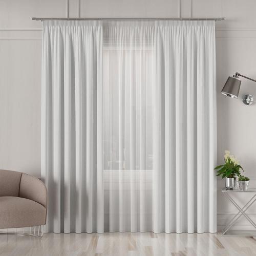 Zasłona IBIZA w śnieżnej bieli zawieszona w minimalistycznym wnętrzu.