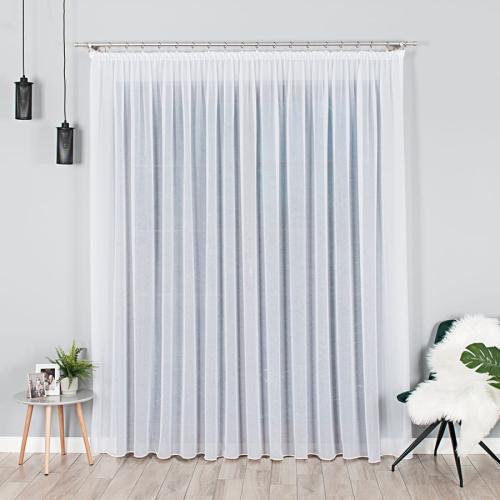 Delikatna i zwiewna firana w odcieniu bieli – stylowe wykończenie okna