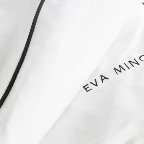 Zbliżenie na tkaninę pościeli EVA MINGE EVA 08 – makosatyna bawełniana, gładka i miękka w dotyku