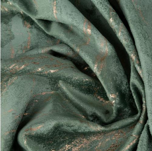 Miękka, aksamitna tkanina pięknie układa się na oknie, tworząc luksusowy efekt