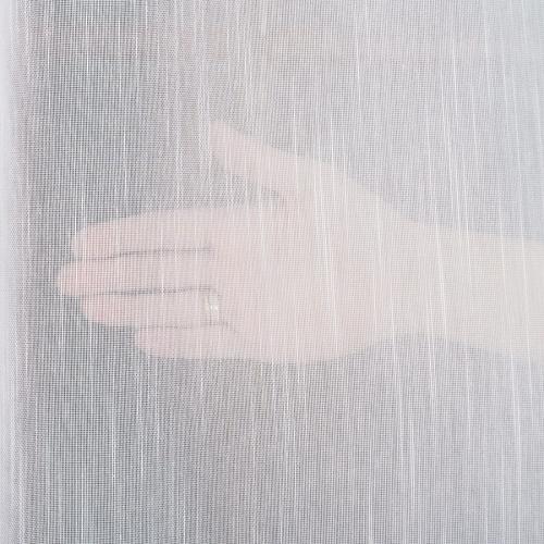 Biała firana bez prasowania – zawieszona na mokro wygląda perfekcyjnie