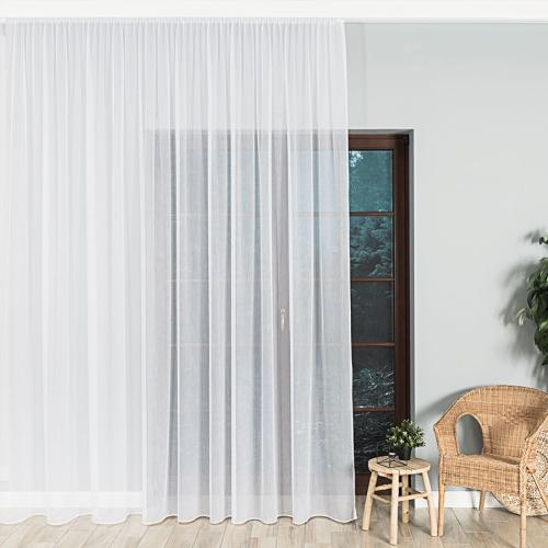 Biała, lekka tkanina – subtelne filtrowanie światła dla przytulnej atmosfery