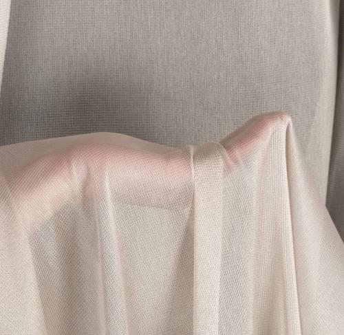 Firana szyta na wymiar w kolorze beżowo-złotym, tkanina w delikatną siateczkę