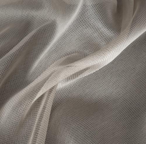 Struktura tkaniny firany – subtelna siateczka w kolorze beżowo-złotym