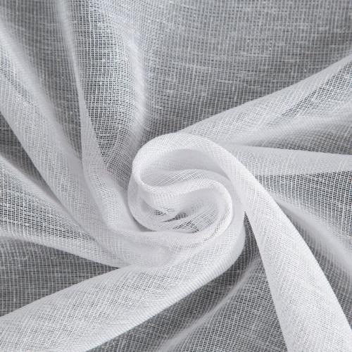 Detal połyskujących nitek lurexu w firanie etaminowej